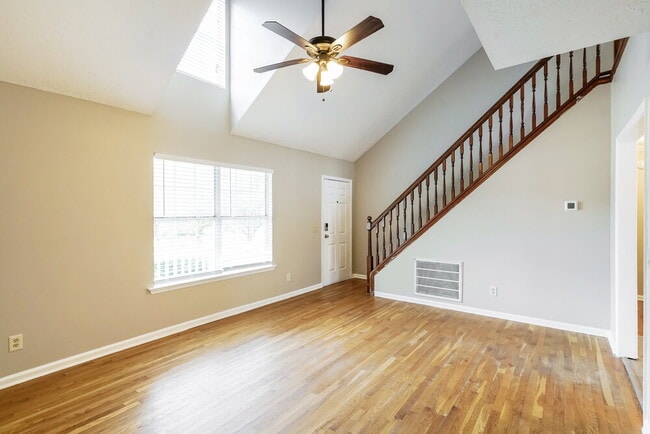 Foto del edificio - 300 Vernon Traylor Dr