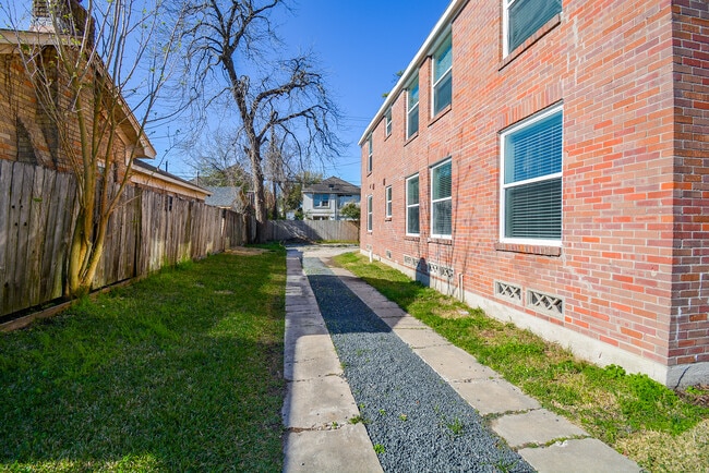 Shared side driveway leads to rear parking - 2916 Arbor St