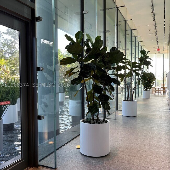 Foto del edificio - 8701 Collins Ave