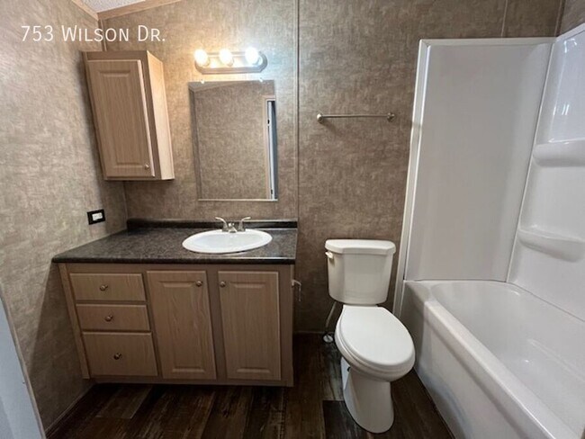 Foto del edificio - 753 Wilson Dr