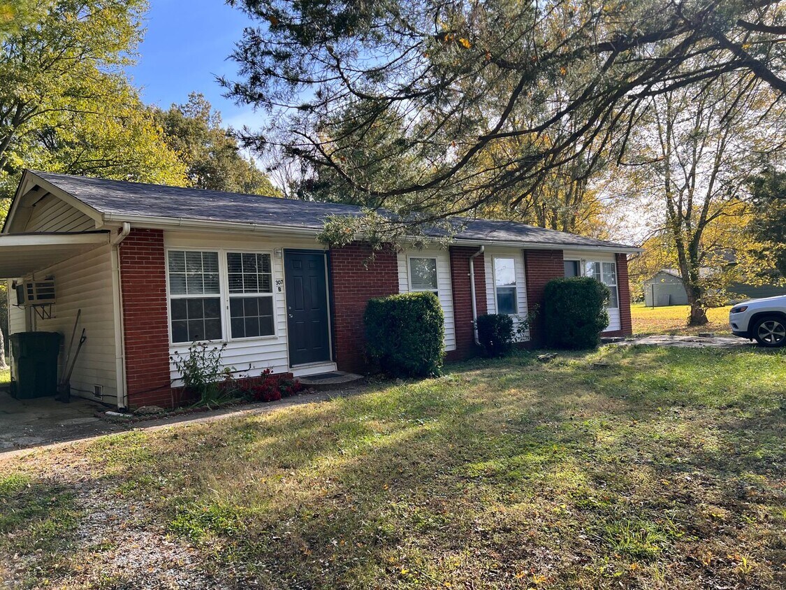 307 N Oak St Unit Apt. B, De Soto, IL 62924 Room for Rent in De Soto