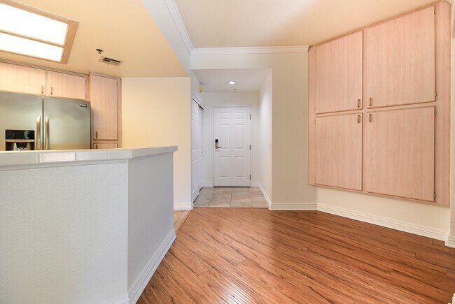Building Photo - 640 Camino De La Reina