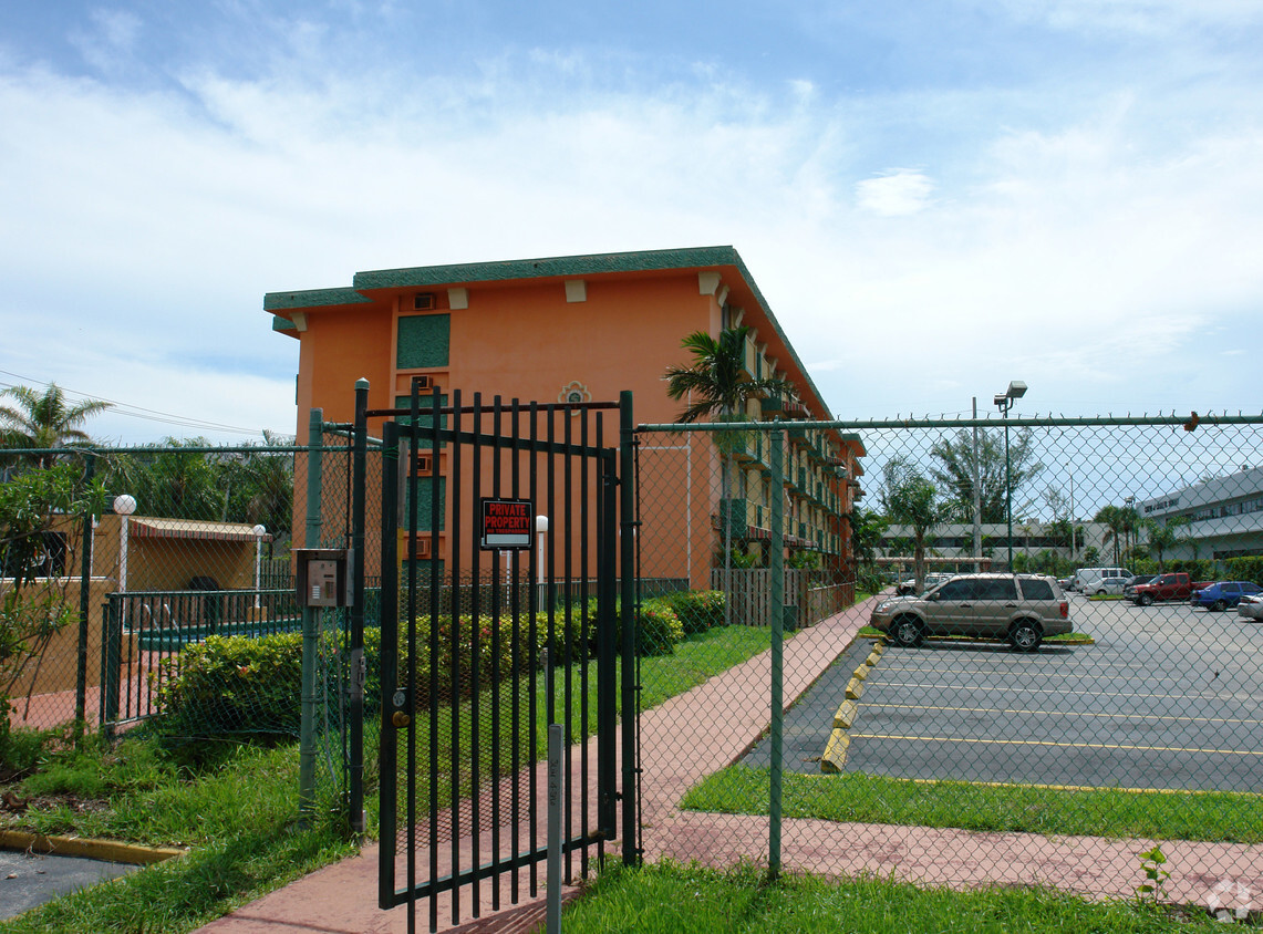 Primary Photo - Golden Gate Apartments