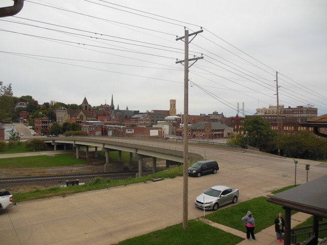 Building Photo - 609 Market St