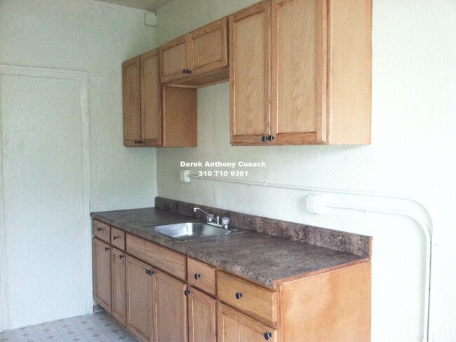 Building Photo - 425 S Grand View St