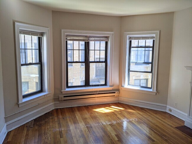 Building Photo - 931 Forest Ave
