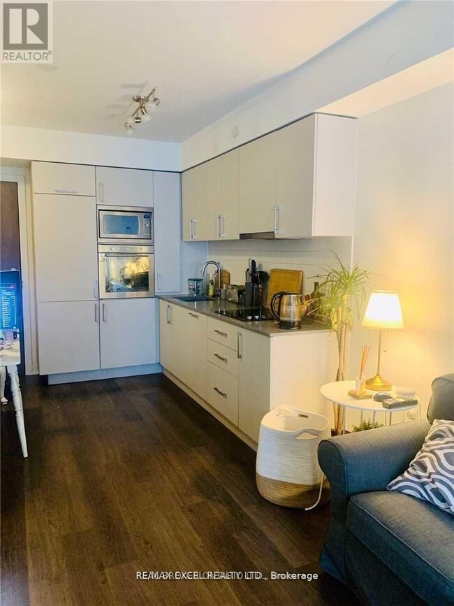 Building Photo - 576 Front St W