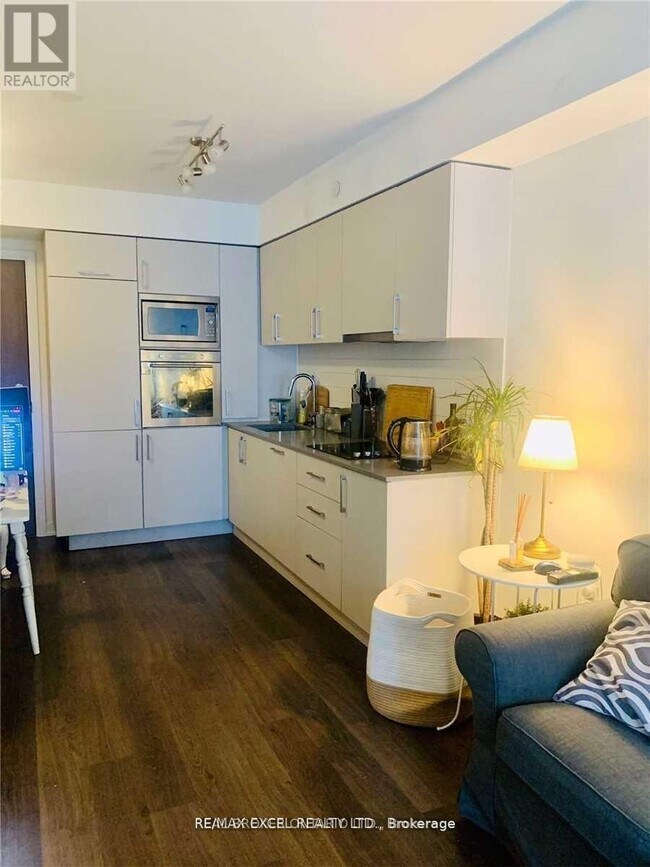 Photo du bâtiment - 576 Front St W