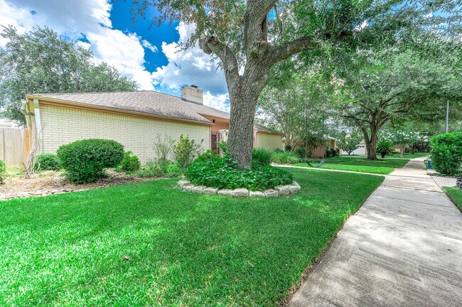 Foto del edificio - 12302 Piping Rock Dr