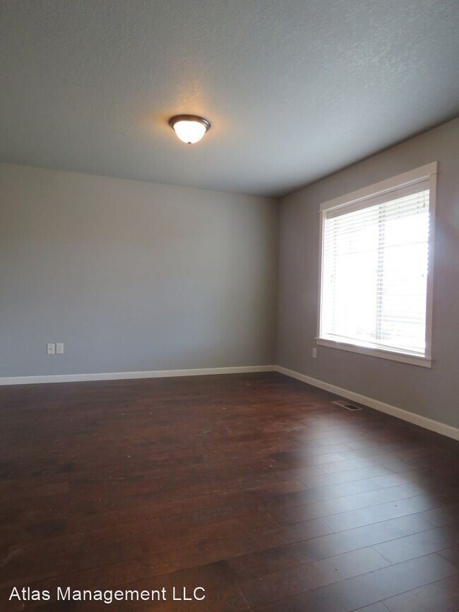 Building Photo - 5 br, 2.5 bath House - 420 SW Mt Rainier