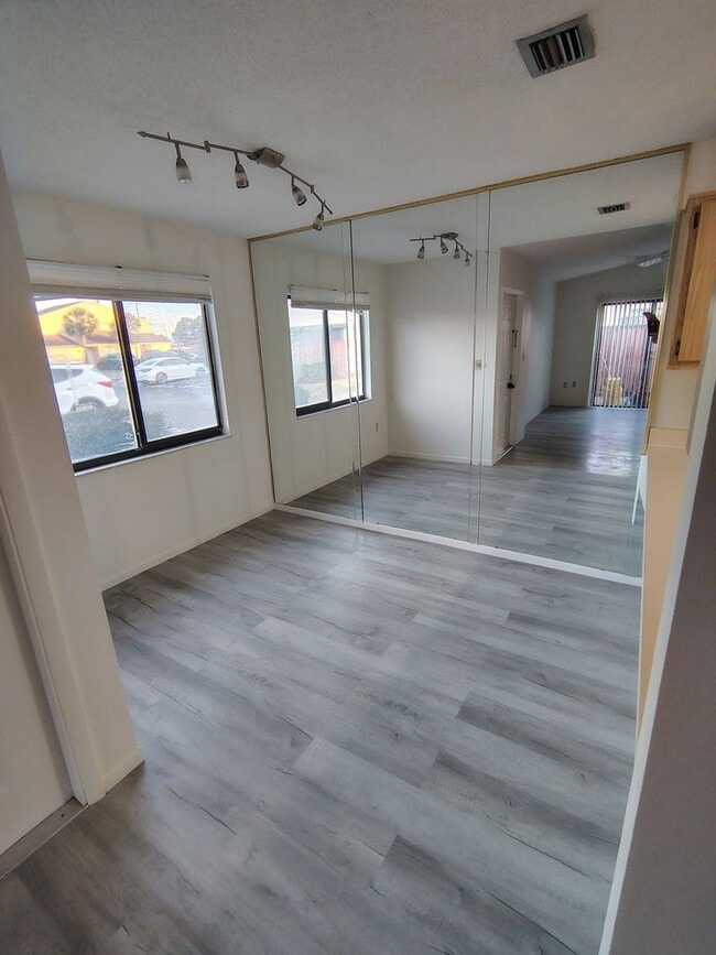 Building Photo - 1 Bedroom/1 Bath Villa with Private Courtyard