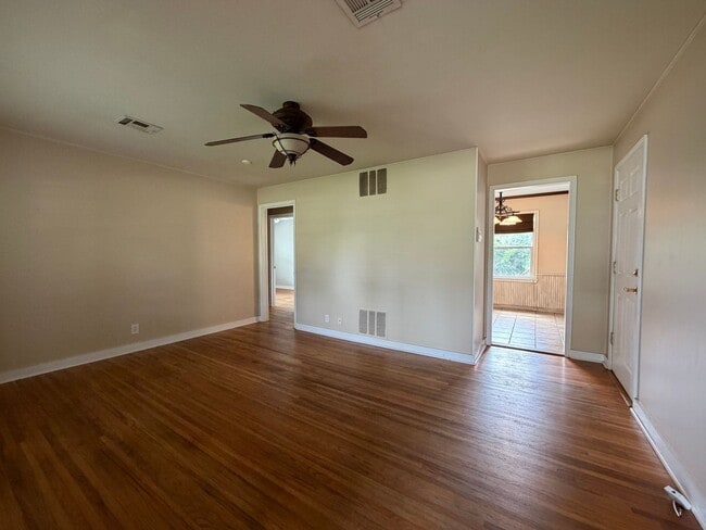 Building Photo - Close to Brookside & Riverparks!!