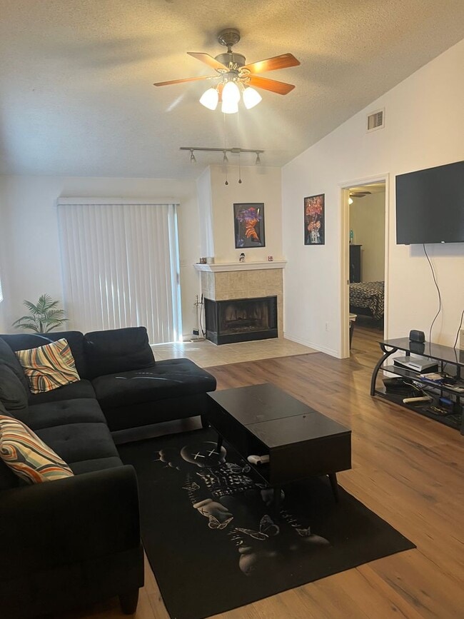 Foto del edificio - 2bed/2bath Townhome in Quiet Neighborhood