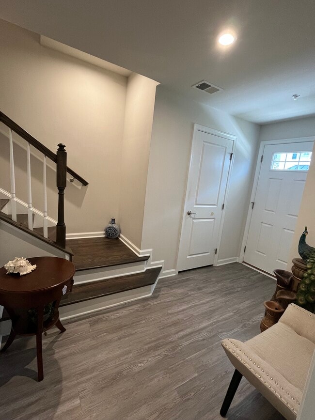 Building Photo - 221 Bamboo Dr