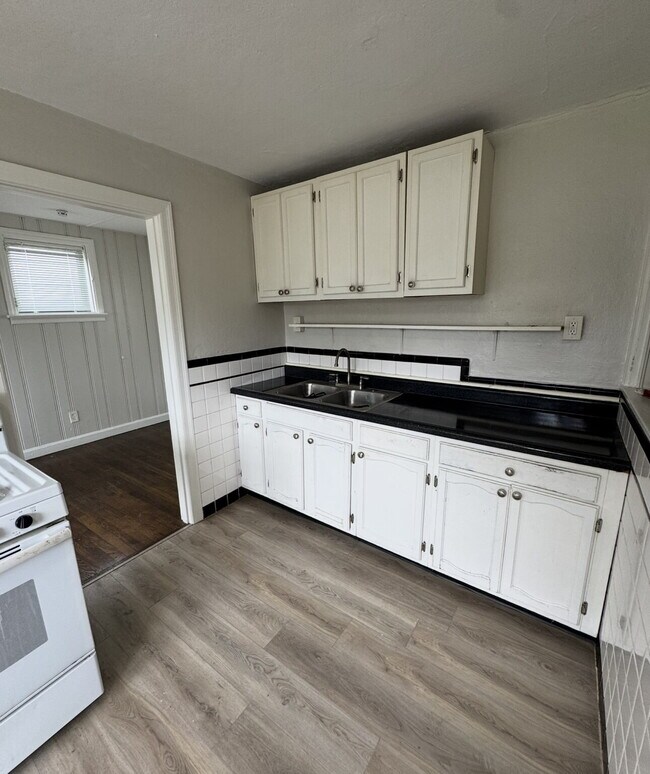 Building Photo - Charming Single-Family Home