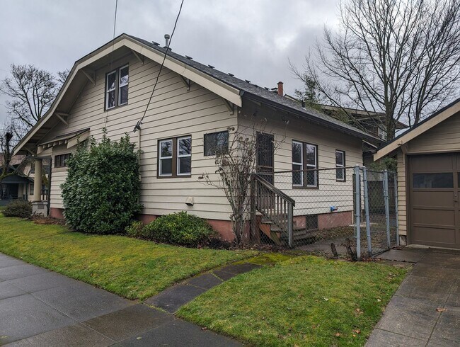 Foto del edificio - Beautifully Sellwood-Moreland 5 Bed 2 Bath...