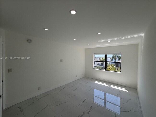 Foto del edificio - 8290 Lake Dr