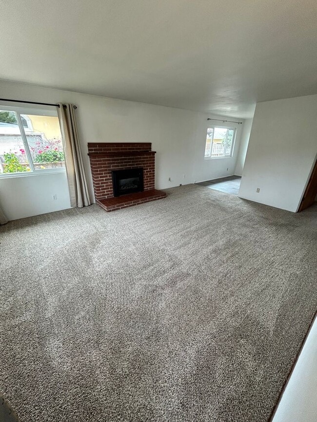 Building Photo - 2 bedroom 1 bath home w/ garage-ONE HOUSE ...