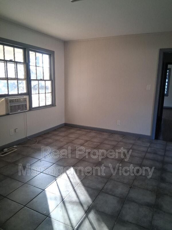 Foto del edificio - 213 Rose Dr