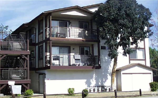 Building Photo - 12350-12356 Lakeshore Dr