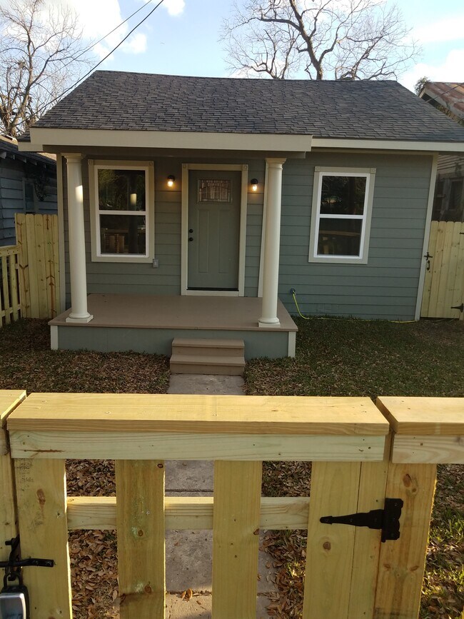 Building Photo - 1016 Center St