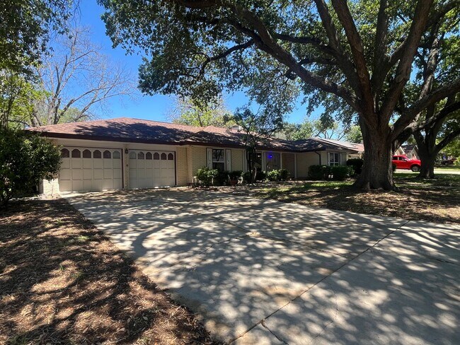 Building Photo - 621 Balfour Dr