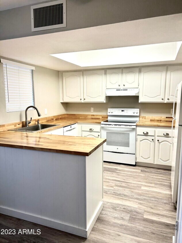 Foto principal - 4303 E Cactus Rd