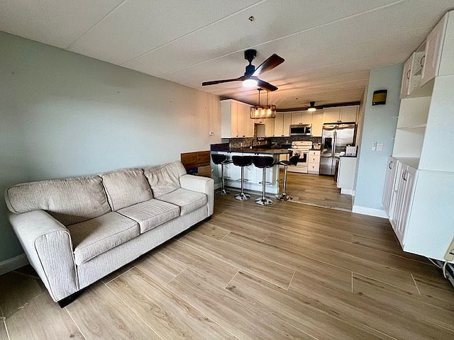Building Photo - "Charming 1-Bedroom Retreat in Everett – Modern Comfort at 881 Broadway!"