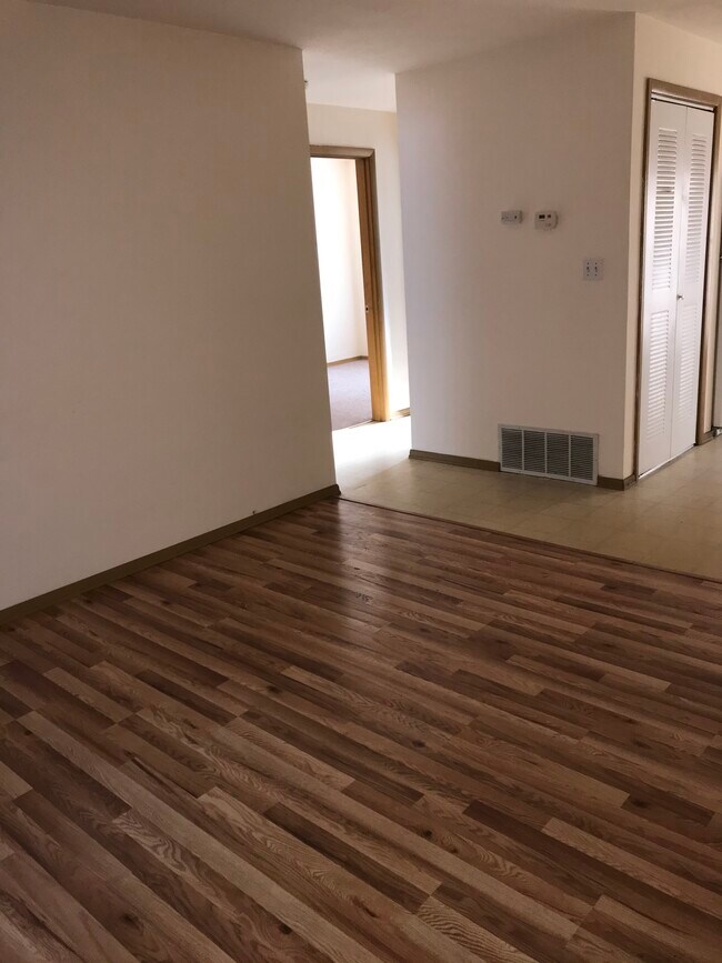 Living room. And hall - 528 Wooddell Ct