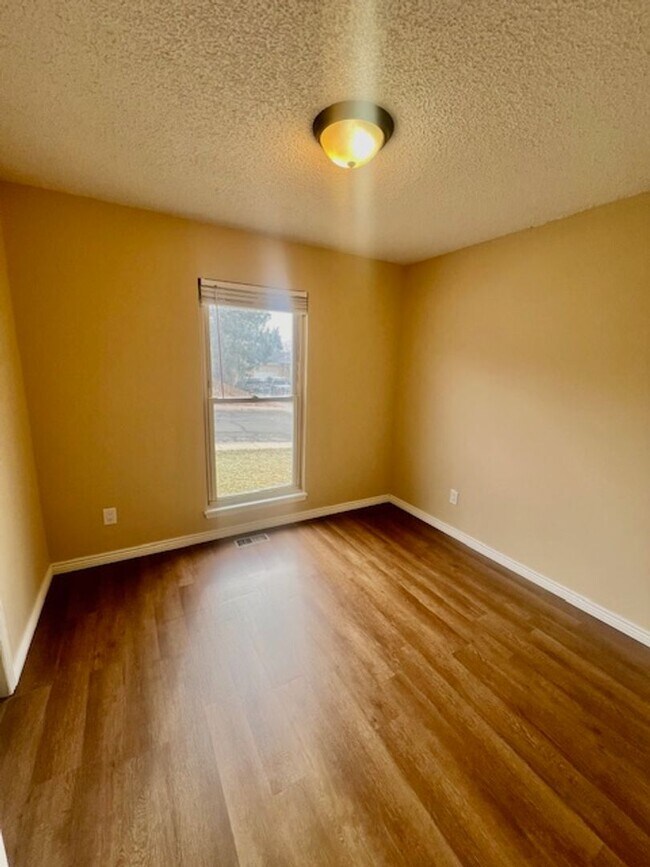 Building Photo - Great 5 bedroom ranch style home close to ...