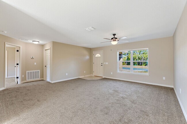 Foto del edificio - BEAUTIFUL 3 Bedroom, 2 Bathroom Home in Oc...