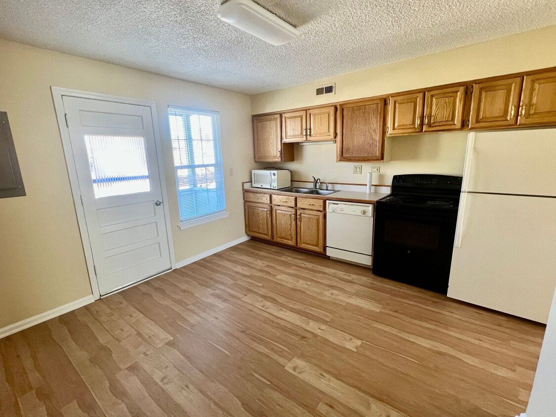 Primary Photo - Evolve Real Estate: 2 Bedroom Condo in Den...