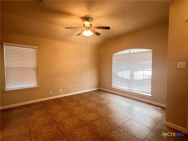 Building Photo - 2020 Meadow View Dr