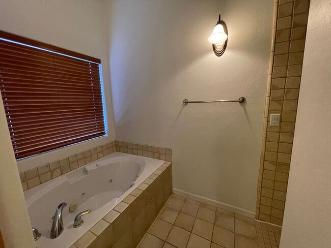 Building Photo - 1476 Eagle Crest Dr