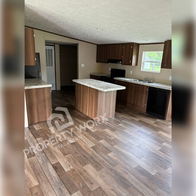 Building Photo - 3 Bedroom Home, Nashville