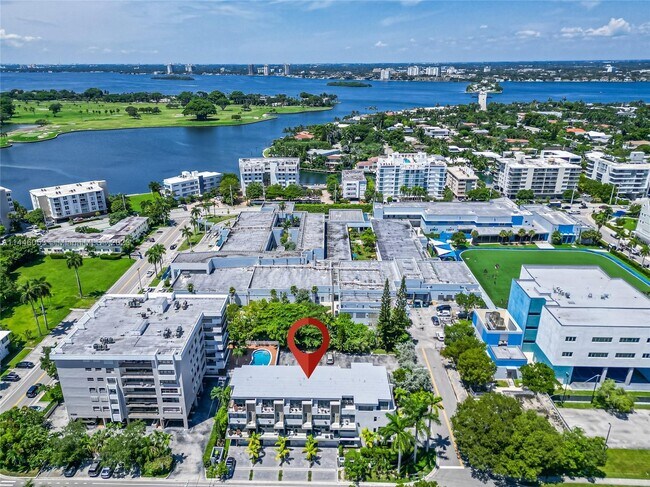 Foto del edificio - 9350 Bay Harbor Terrace