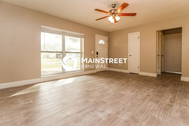 Foto del edificio - 3 Bedroom Pet-Friendly Home in LUTZ, FL with Main Street Renewal