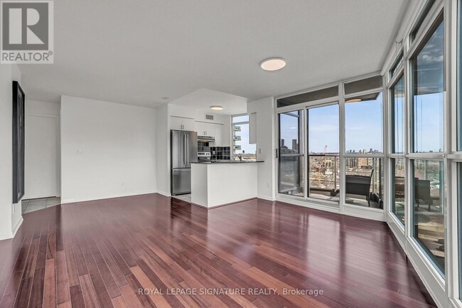 Building Photo - 219 Fort York Blvd