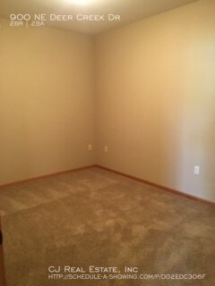 Building Photo - 900 NE Deer Creek Dr