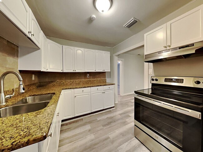 Foto del edificio - Charming 3 Bed Home with Fenced Yard in Tampa, FL