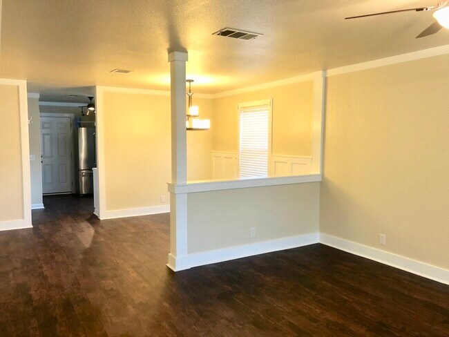 Foto del edificio - 15107 Chamberlain Ct