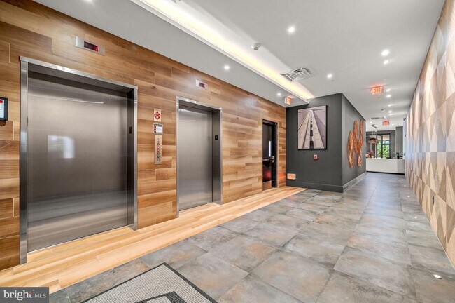 Foto del edificio - 575 S Goddard Blvd