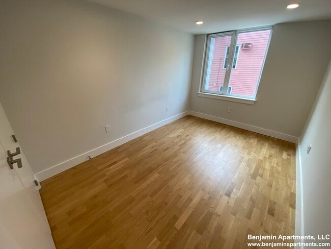 Foto del edificio - 334 Harvard St