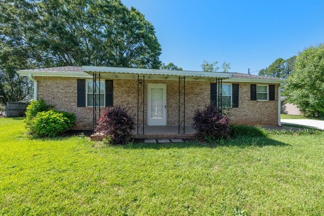 Building Photo - 2 Bedroom 2 Bath Brick Home Nestled In Gre...