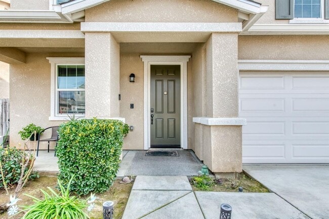 Building Photo - Wonderful 4 Bed / 2.5 Bath