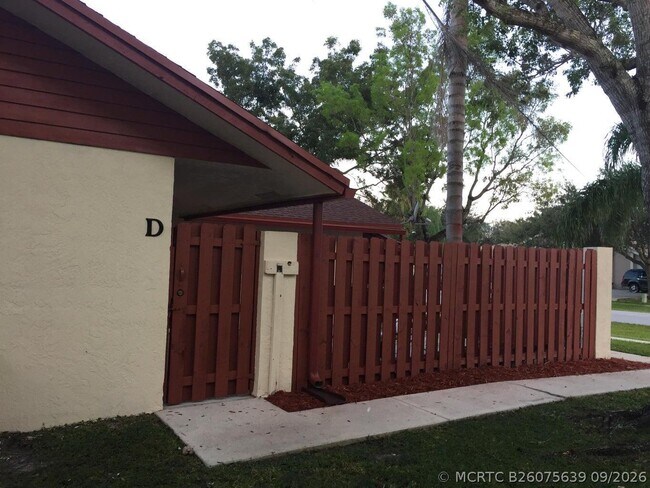 Foto del edificio - 13825 Yarmouth Dr