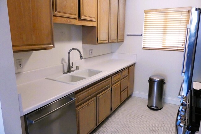 Kitchen1 - 1707 Micheltorena St
