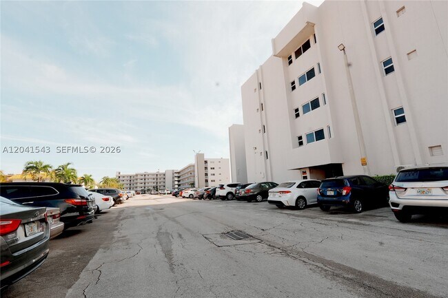 Foto del edificio - 9915 W Okeechobee Rd
