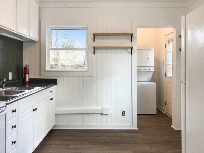 Building Photo - Charming 2 Bed, 1 Bath Home with Spacious ...