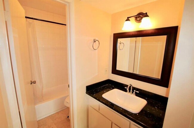 Foto del edificio - 2626 Holly Hall St